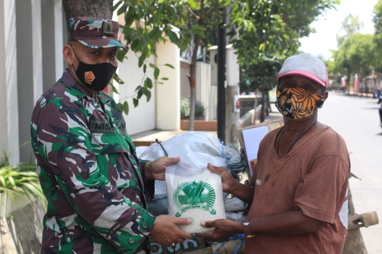 Kodim 0808/Blitar Bagikan Beras Kepada Warga Masyarakat Yang Kurang Mampu, Di Wilayah Kota Blitar