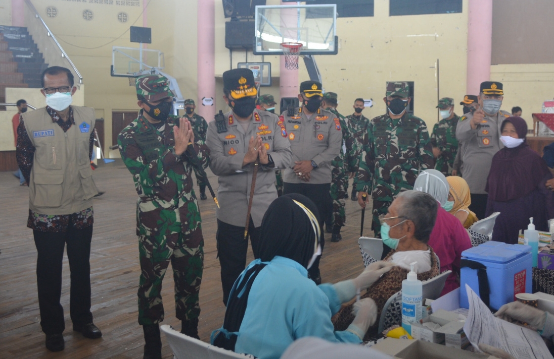 Danrem 081/DSJ Dampingi Pangdam dan Kapolda Tinjau Vaksinasi Massal di Magetan