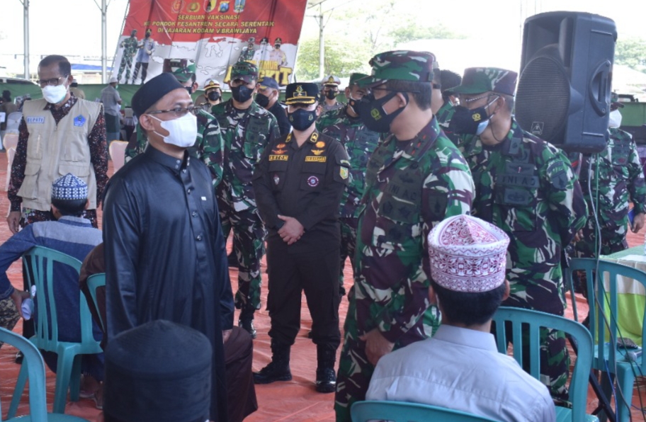 Danrem 081/DSJ Dampingi Pangdam Tinjau Serbuan Vaksinasi di Ponpes Temboro