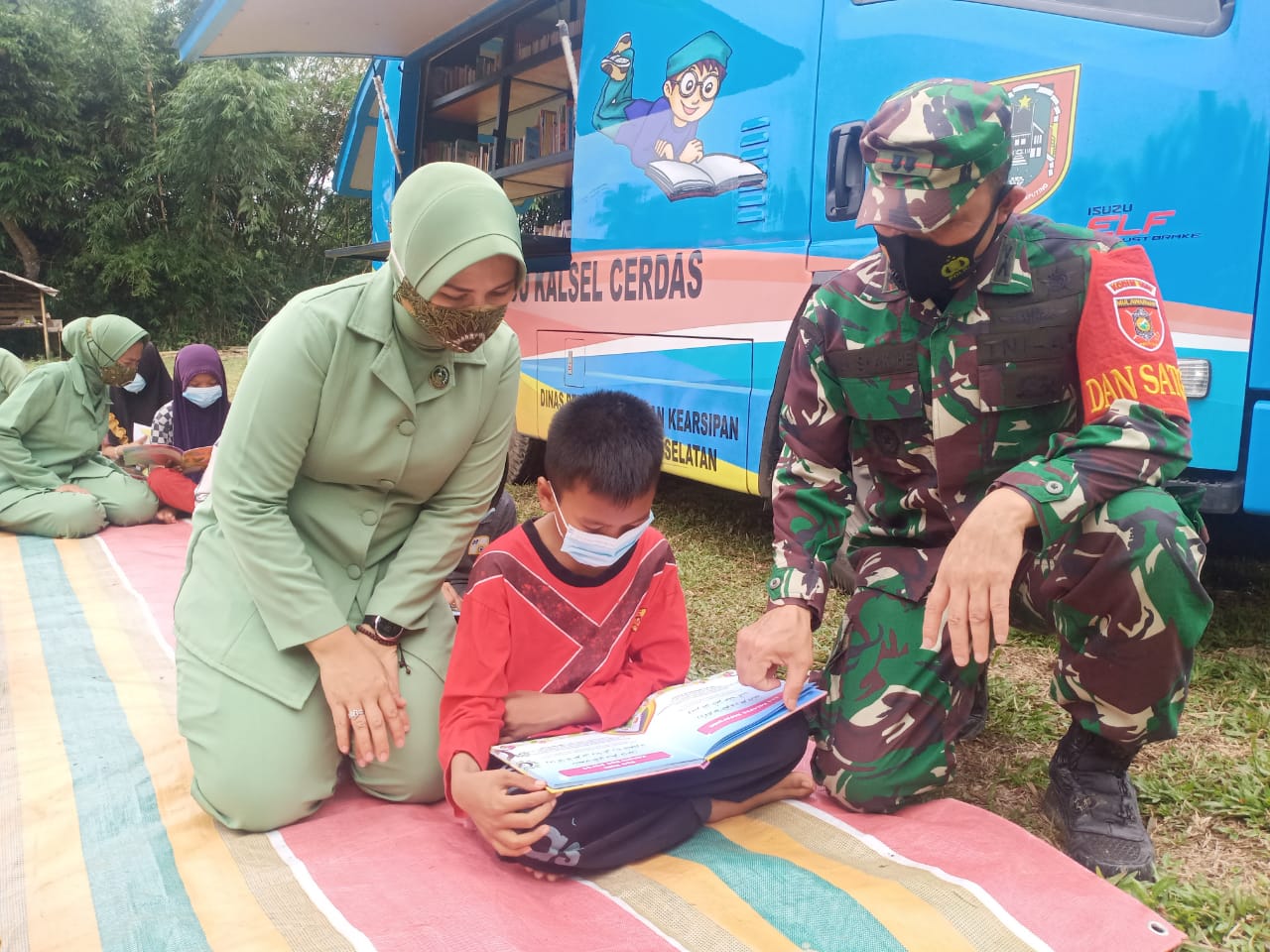 Dansatgas TMMD Ke-112 Kodim HST Meninjau Perpustakaan Keliling