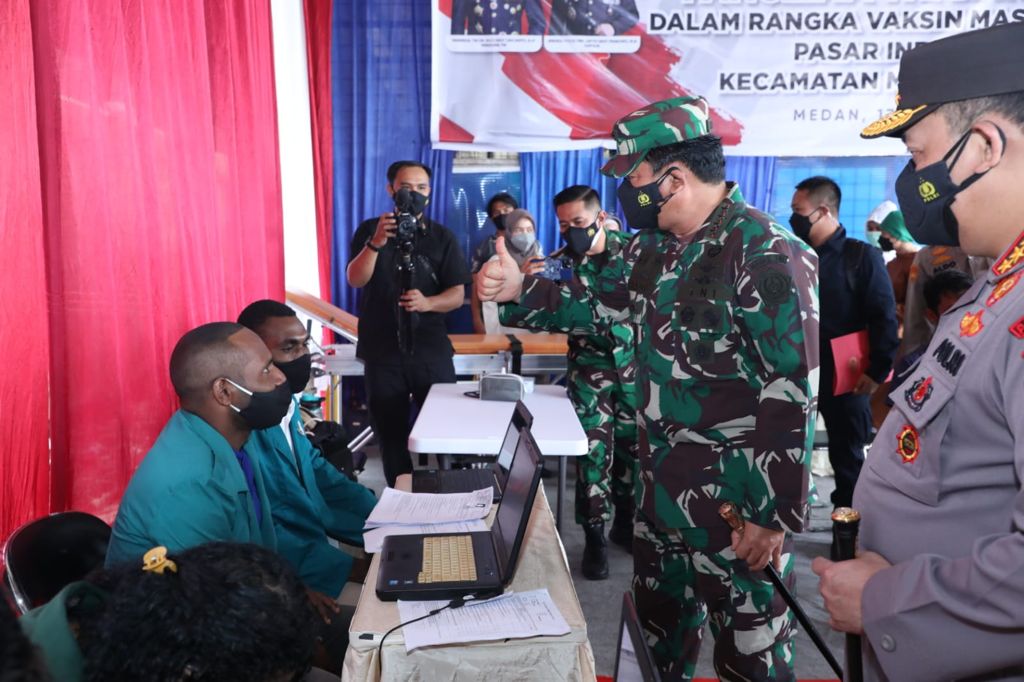 Panglima TNI Tinjau Vaksinasi Covid-19, Pedagang Pasar Induk Lau Cih Ucapkan Terima Kasih