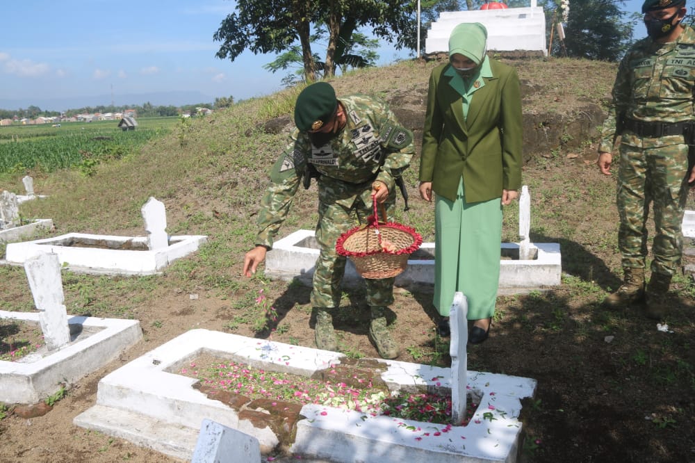 Peringati HUT ke-74, Yonif Raider 509 Kostrad Ziarah Tabur Bunga dan Berbagi Sembako