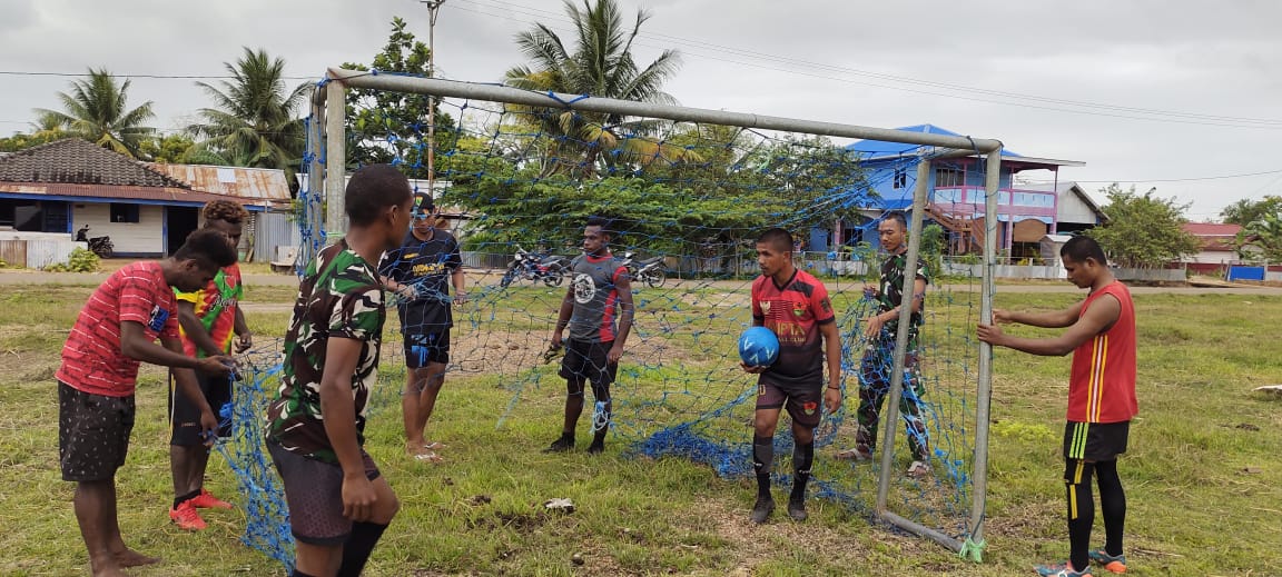 Satgas Pamtas RI PNG Yonif 757/GV Bersama Warga Karya Bhakti Aktifkan  Fasilitas Lapangan Bola