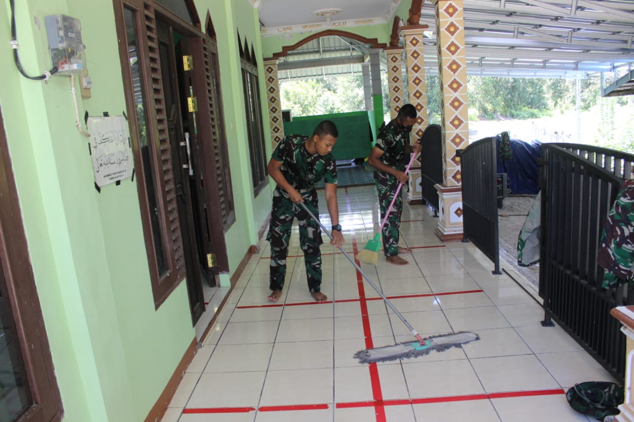 Sambut Jum’at Berkah, Satgas TMMD ke 112 Kodim 1016/Plk Bersihkan Masjid Al Ikhlas