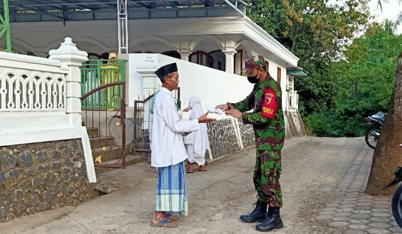 Cegah Penyebaran Covid 19, Babinsa Koramil 0801/02 Kebon Agung Membagikan Masker Kepada Warga