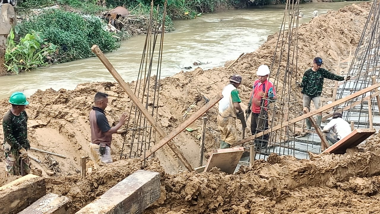 Satgas TMMD Ke 112 TA. 2021 Kodim 0908/Bontang, Lanjut Ke Pengecoran Sloof Ring Balok Bawah