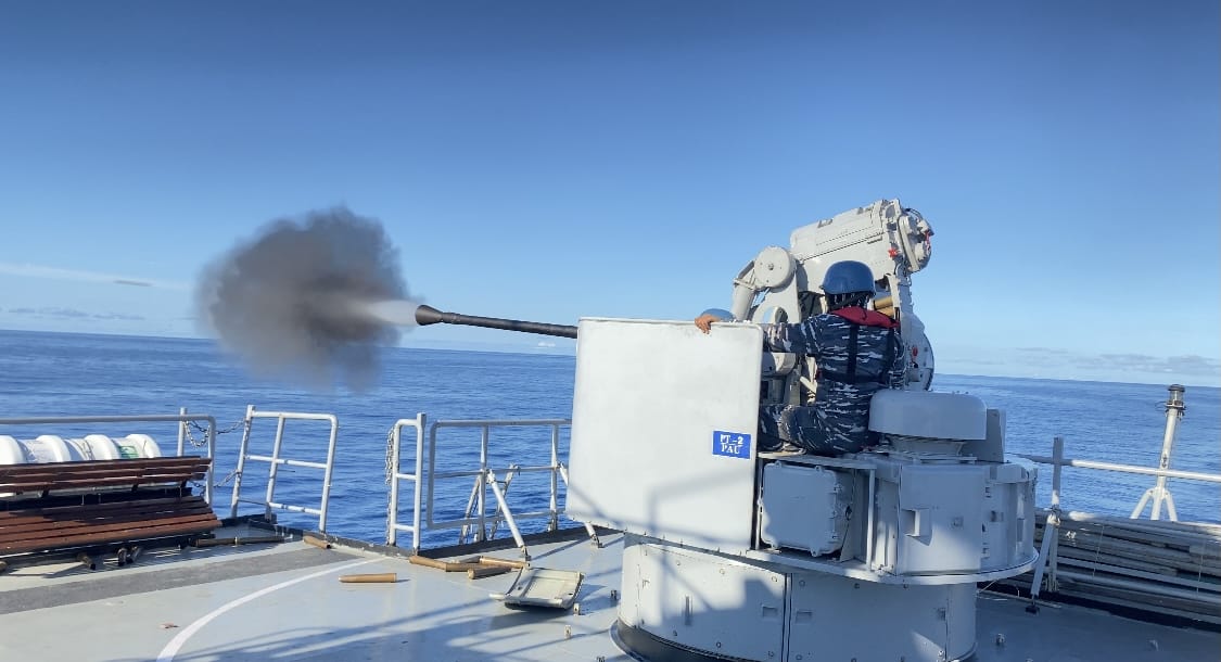 Kapal Perang TNI AL dan RSN Berhasil Tenggelamkan Kapal Musuh Di Laut Natuna