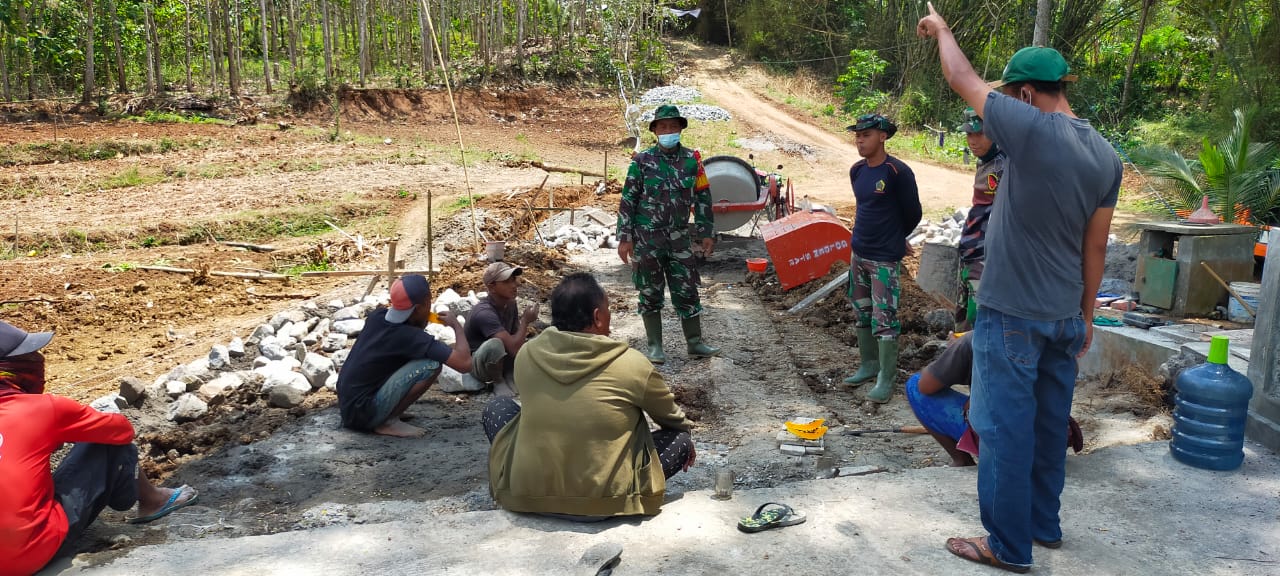 Komsos Jalin Persaudaraan Antara Masyarakat Dengan Anggota Satgas TMMD