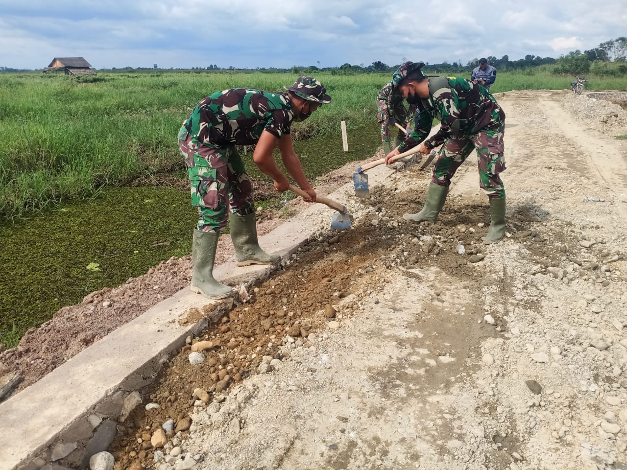 Cuaca Panas, Satgas TMMD Kodim HST Keluarkan Tenaga Maksimal