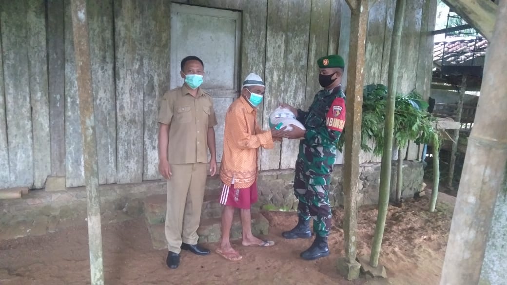 Bantuan Paket Sembako Disalurkan Koramil 0801/06 Bandar Bagi Warga Terdampak Pandemi Covid 19