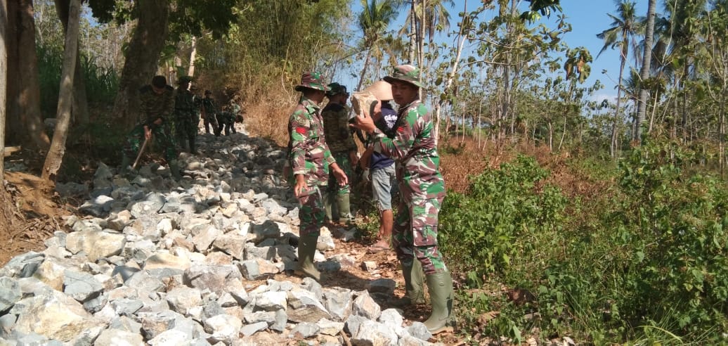 Lempar Batu Sembunyikan Angan, Pasti Ada Harapan Setelah Jalan Selesai Dikerjakan