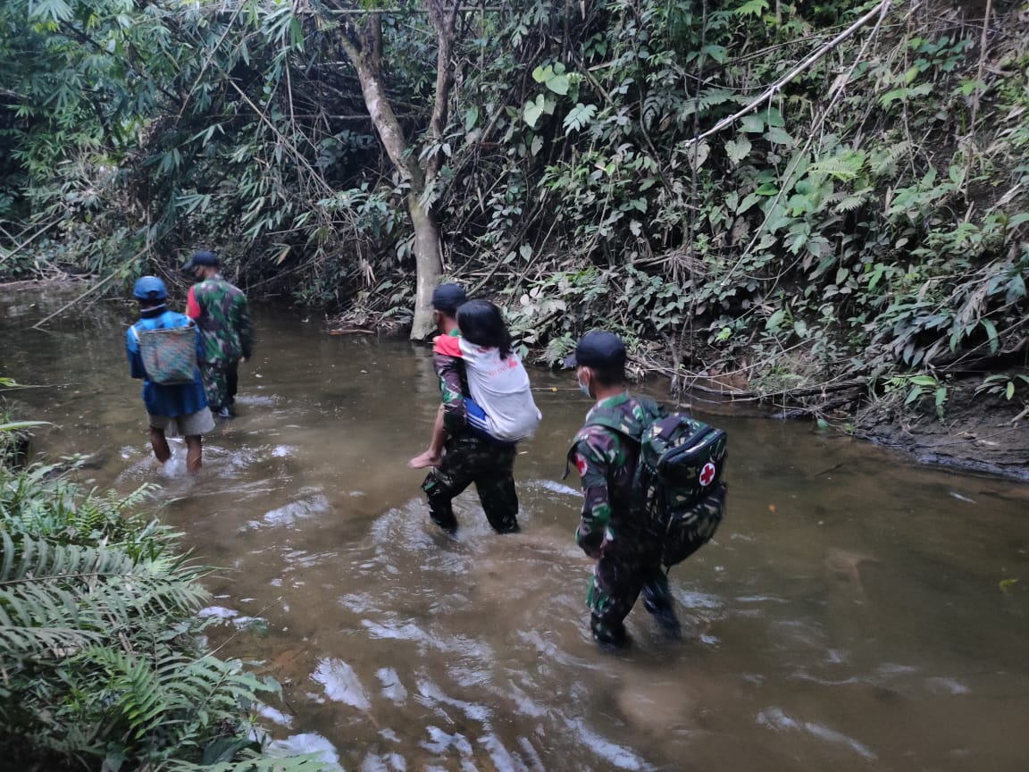 Responsif, Satgas Pamtas Yonif Mekanis 643/Wns Mengevakuasi Seorang Ibu Yang Pingsan di Tengah Ladang Perbatasan