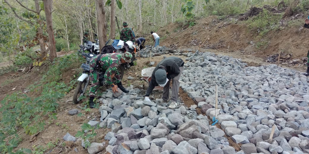 Cuaca Panas Tidak Menjadi Penghalang, Bagi Anggota Satgas TMMD Kodim 0808/Blitar