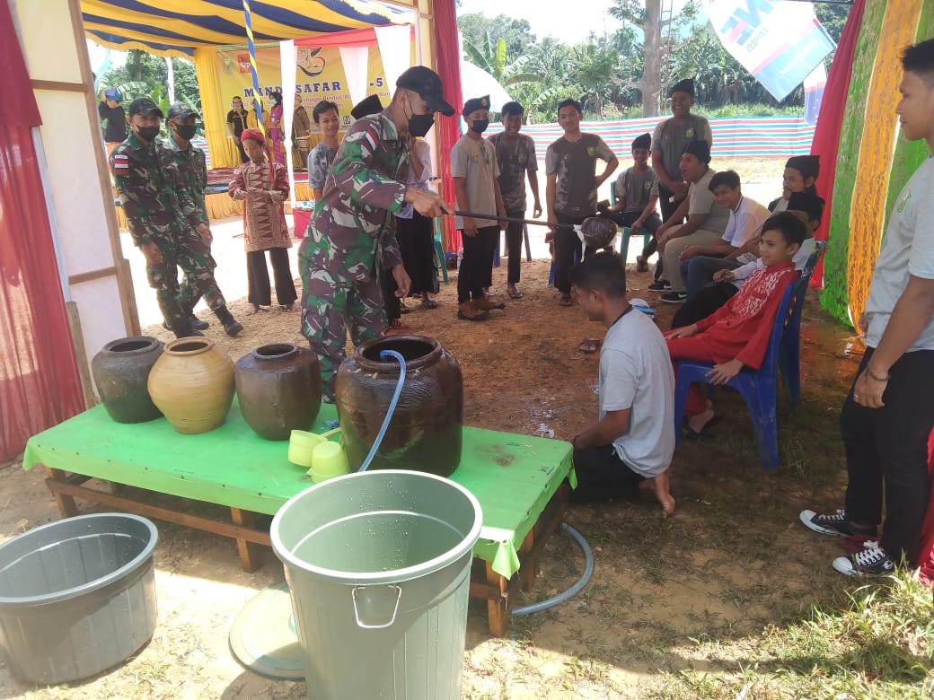 Hormati Adat Istiadat, Satgas Pamtas Yonif Mekanis 643/Wns Dukung Kegiatan Ritual Budaya Mandi Safar Di Perbatasan