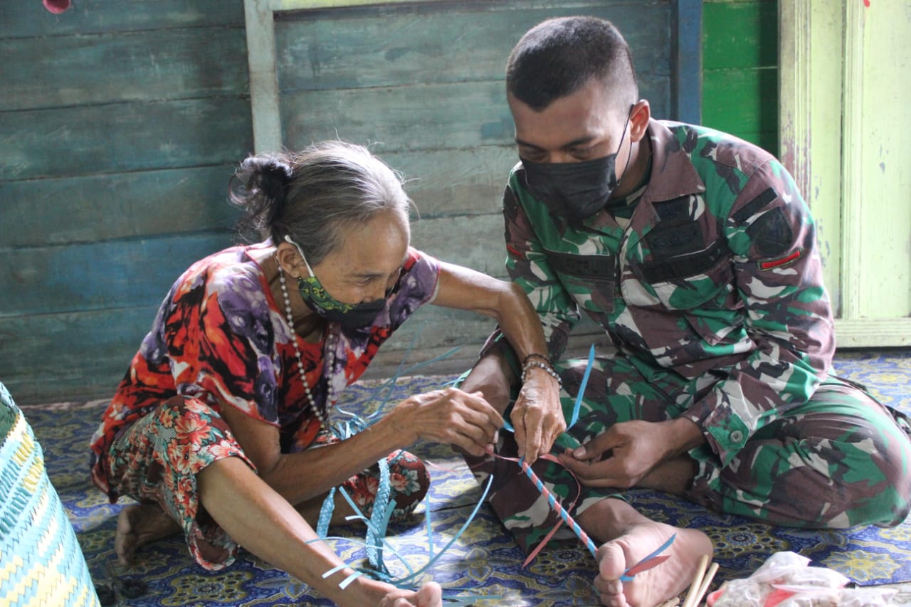 Nenek Tian Ajarkan Seni Kerajinan Lokal Kepada Personel Satgas TMMD