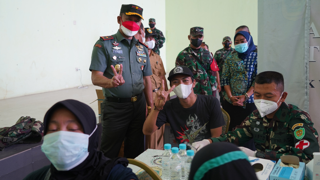 Percepatan Vaksinasi, Danrem 061/Sk Terjunkan 111 Nakes Puskes TNI dan Relawan Wisma Atlet