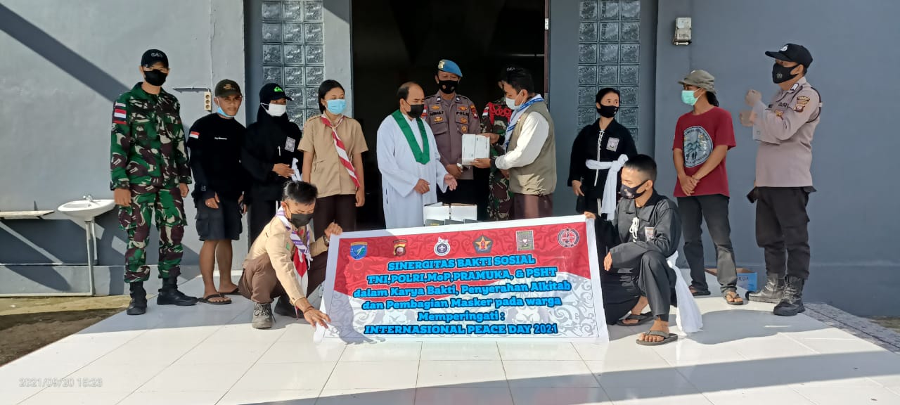 Peringati Internasional Day of Peace, Satgas Pamtas Yonif Mekanis 643/Wns Bersama Polri, Pramuka, PSHT dan Komunitas Pecinta Alam Gelar Bakti Sosial Pembagian Alkitab dan Masker kepada Jemaat Gereja di Perbatasan RI/MLY