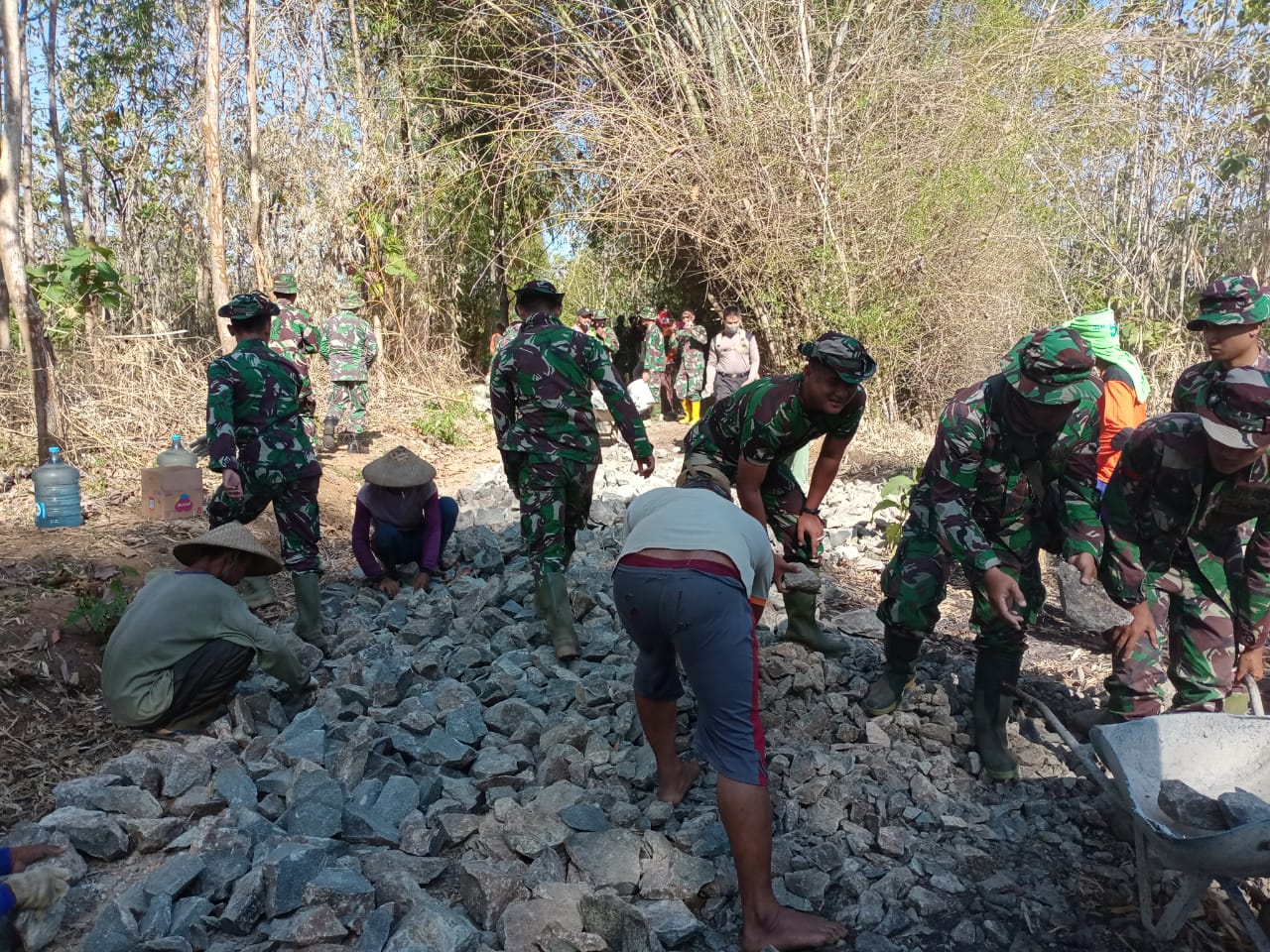 Berburu Batu Mulia di Lokasi TMMD