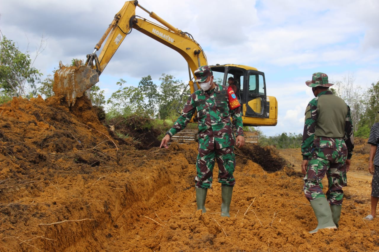 Dandim Palangka Raya Tinjau Pembangunan Jalan Proyek TMMD