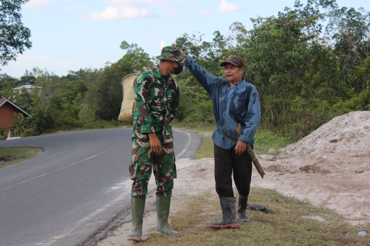 Pulang Cari Ikan, Seorang Warga di Desa Kampuri Ketiban Rezeki Dari TNI