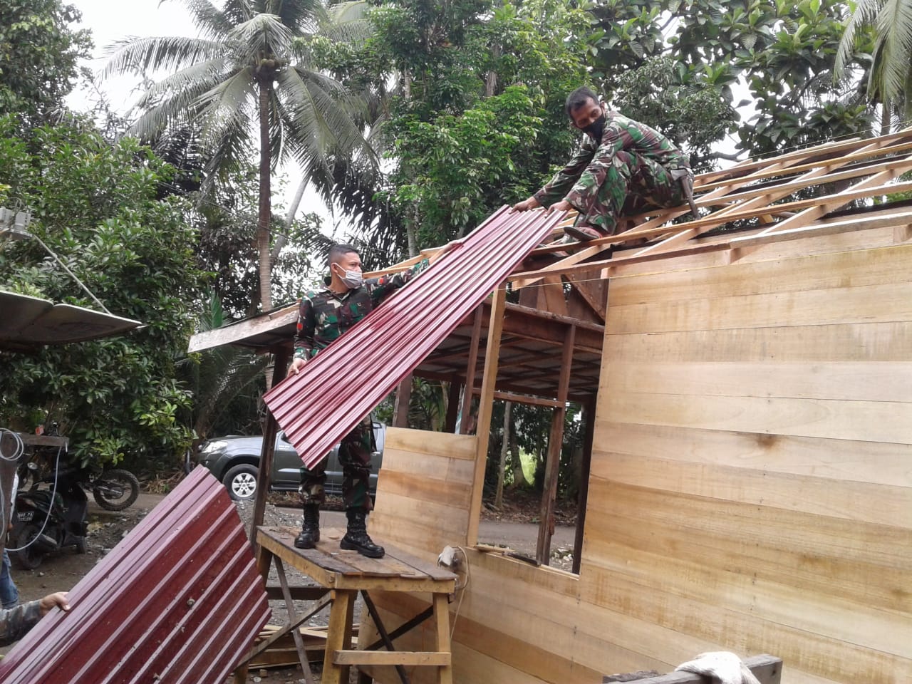 Bersama Warga, Atap Rumah Rusdi Mulai Dipasang