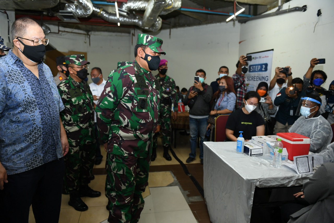 Kasal Tinjau Serbuan Vaksinasi Mall Mangga Dua Square