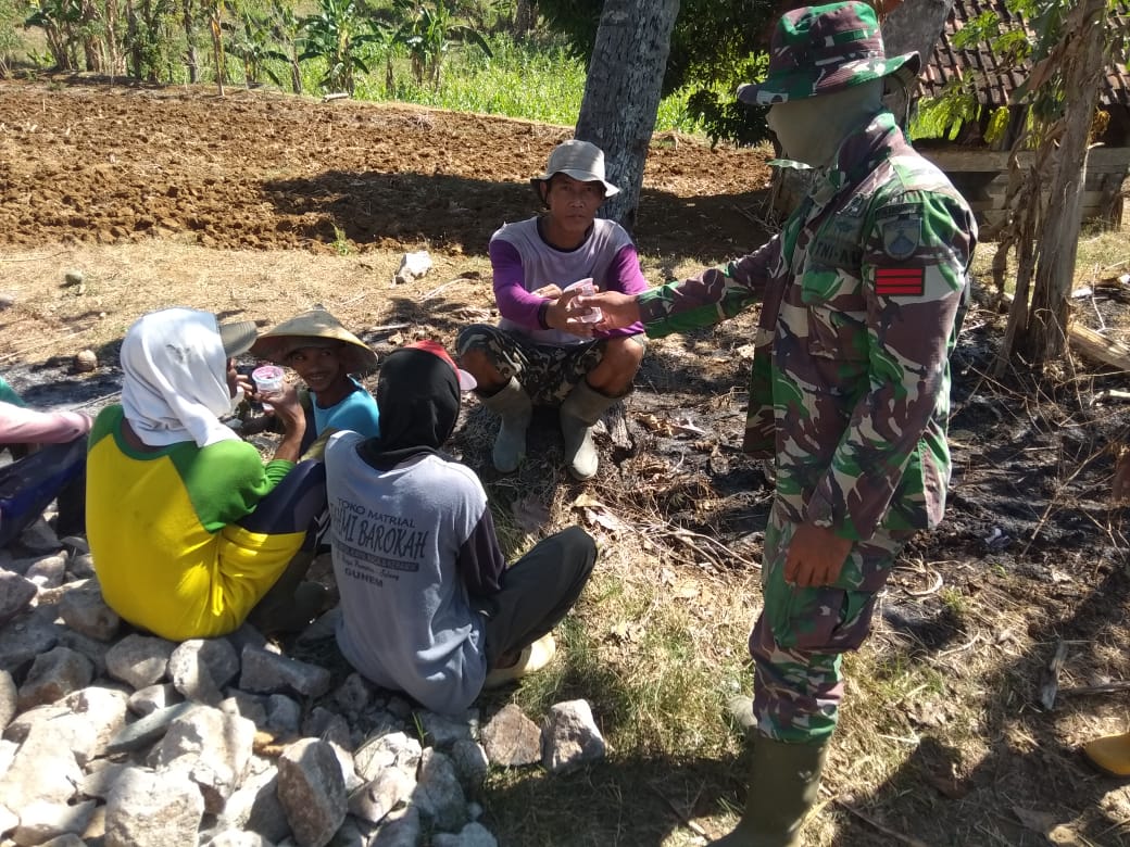 Prajurit TMMD Berbagi Minum dengan Warga