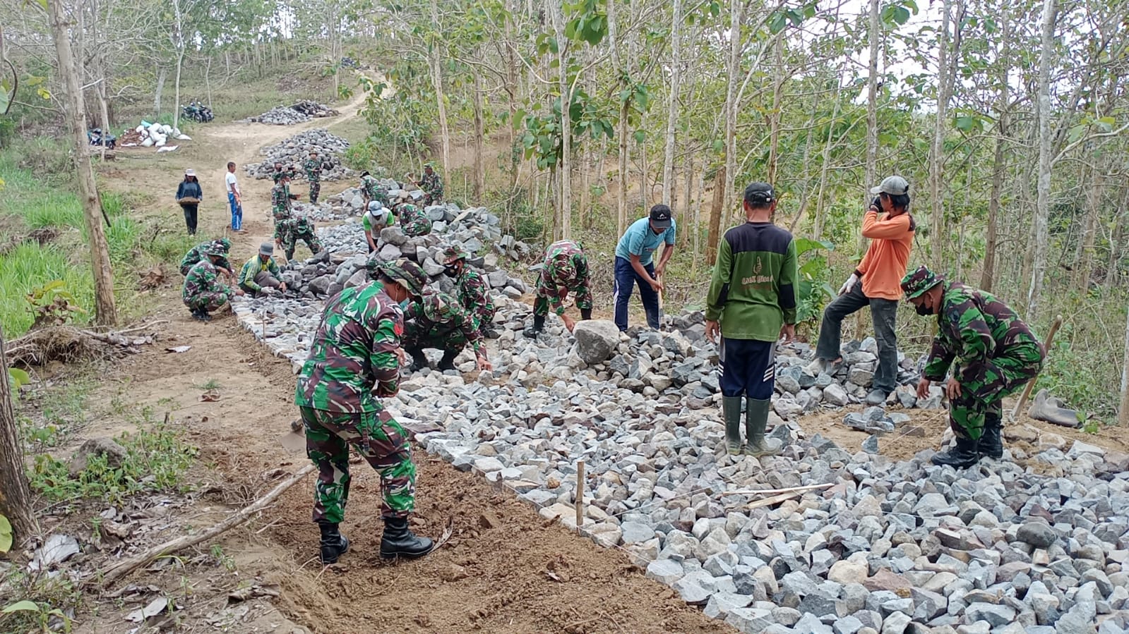 Hubungkan Dua Desa, TMMD ke-112 Makadam Jalan Sepanjang 1.580 Meter