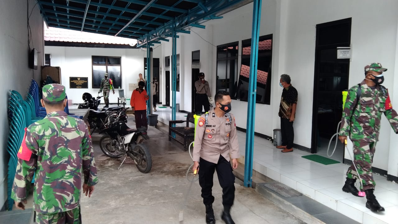 Lawan covid 19 Babinsa Koramil 0801/08 Tulakan Melaksanakan Kegiatan Penyemprotan Desinfektan