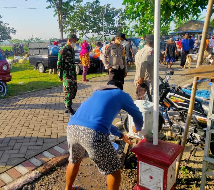 Pastikan Terapkan Prokes Anggota Koramil Paron Pantau Pasar Hewan