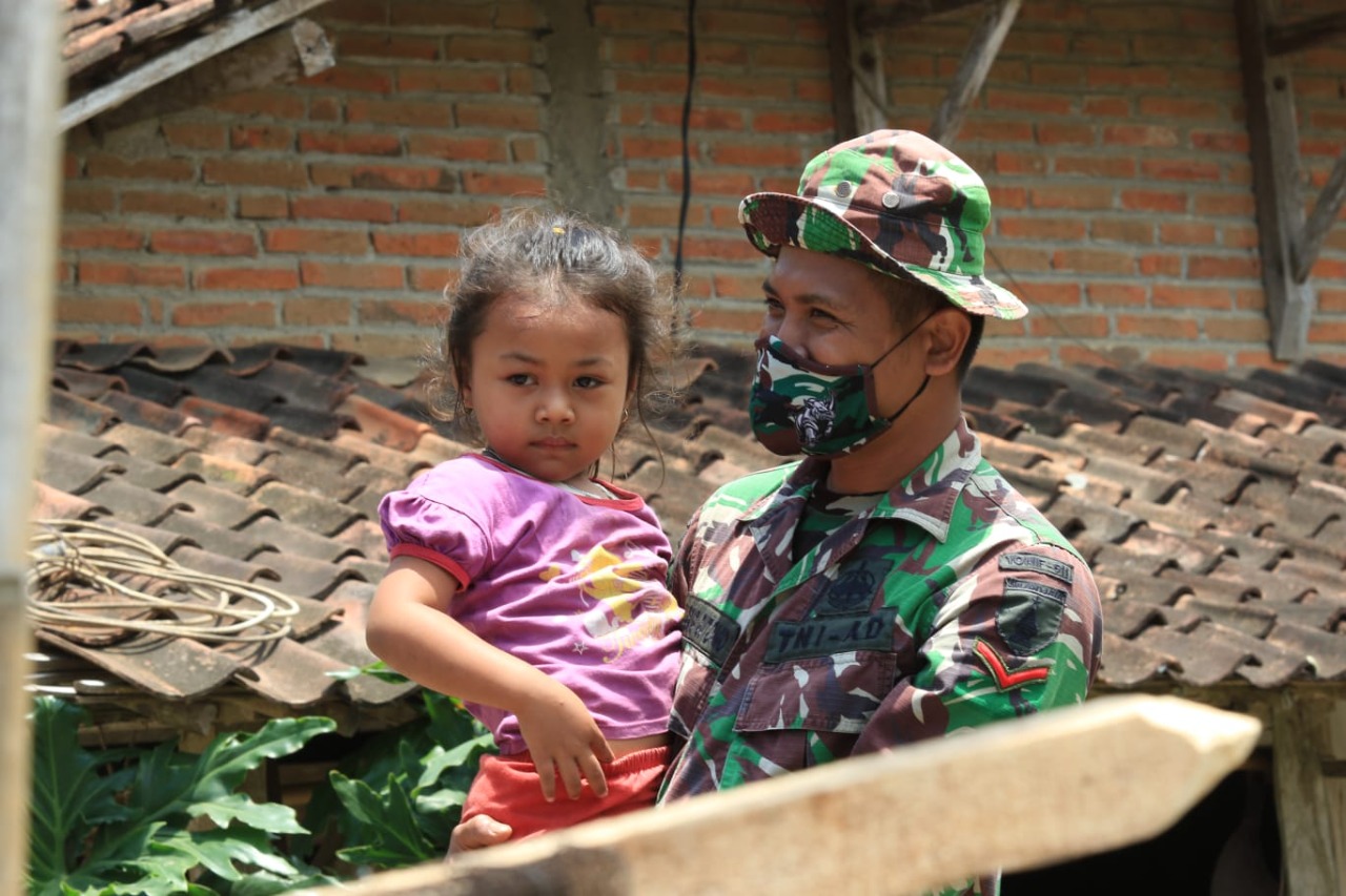 Kedekatan Anak-Anak Desa Pakisaji Dengan Anggota Satgas TMMD Ke 112 TA 2021 Kodim 0808/Blitar