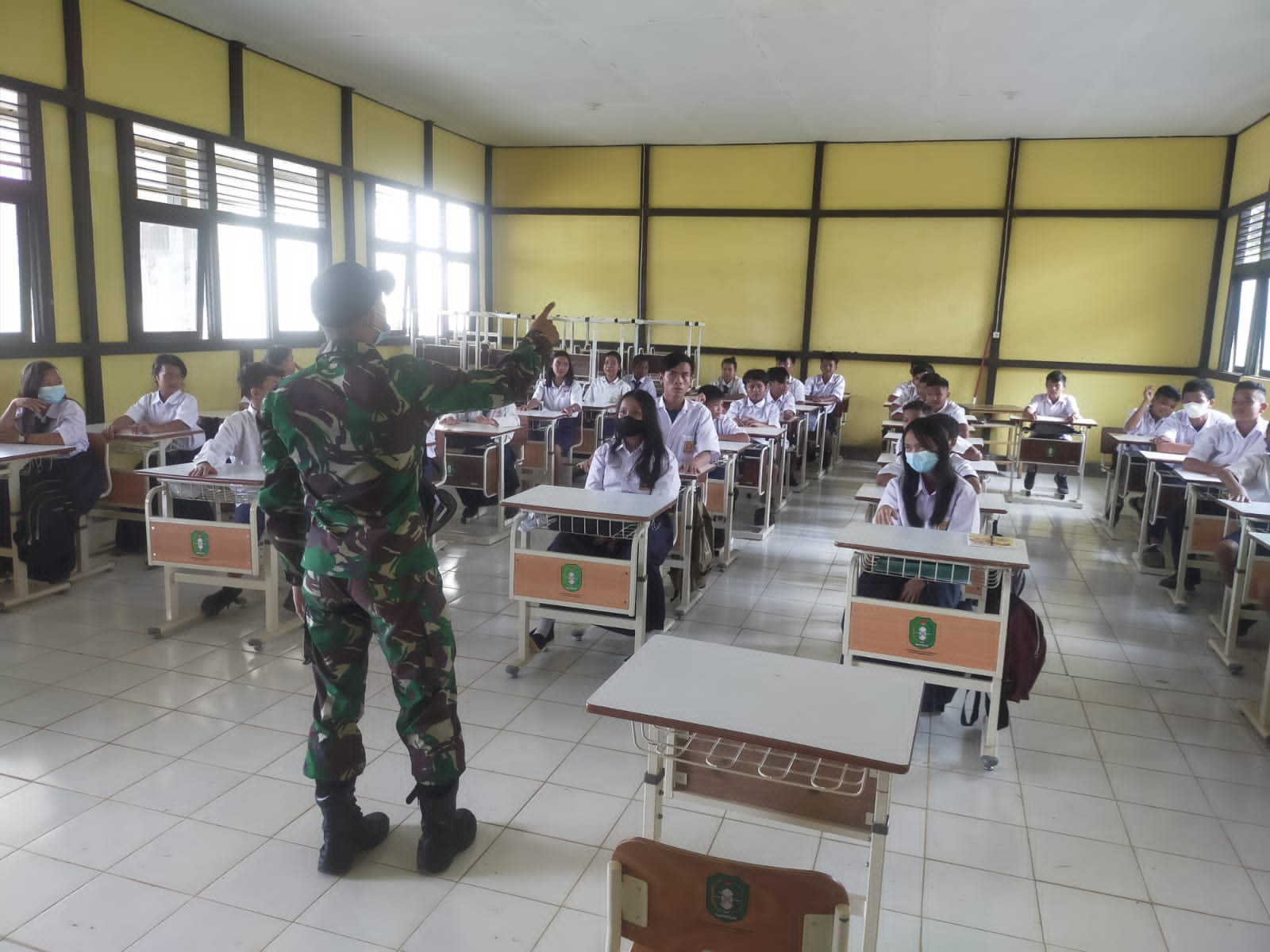 Satgas Pamtas Yonif Mekanis 643/Wns Ajarkan Bahasa Inggris Kepada Anak Sekolah Di Perbatasan