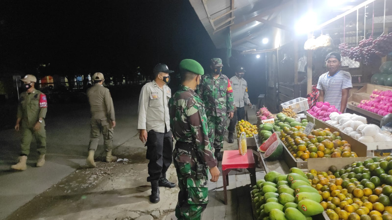 Petugas Gabungan Posko Pasar Mangkurawang Berikan Edukasi dan Himbauan Prokes Pedagang