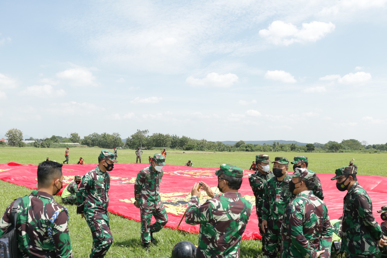 Pangkoopsau I tinjau Latihan Penarikan Bendera Raksasa Trimatra Jelang HUT Ke-76 TNI