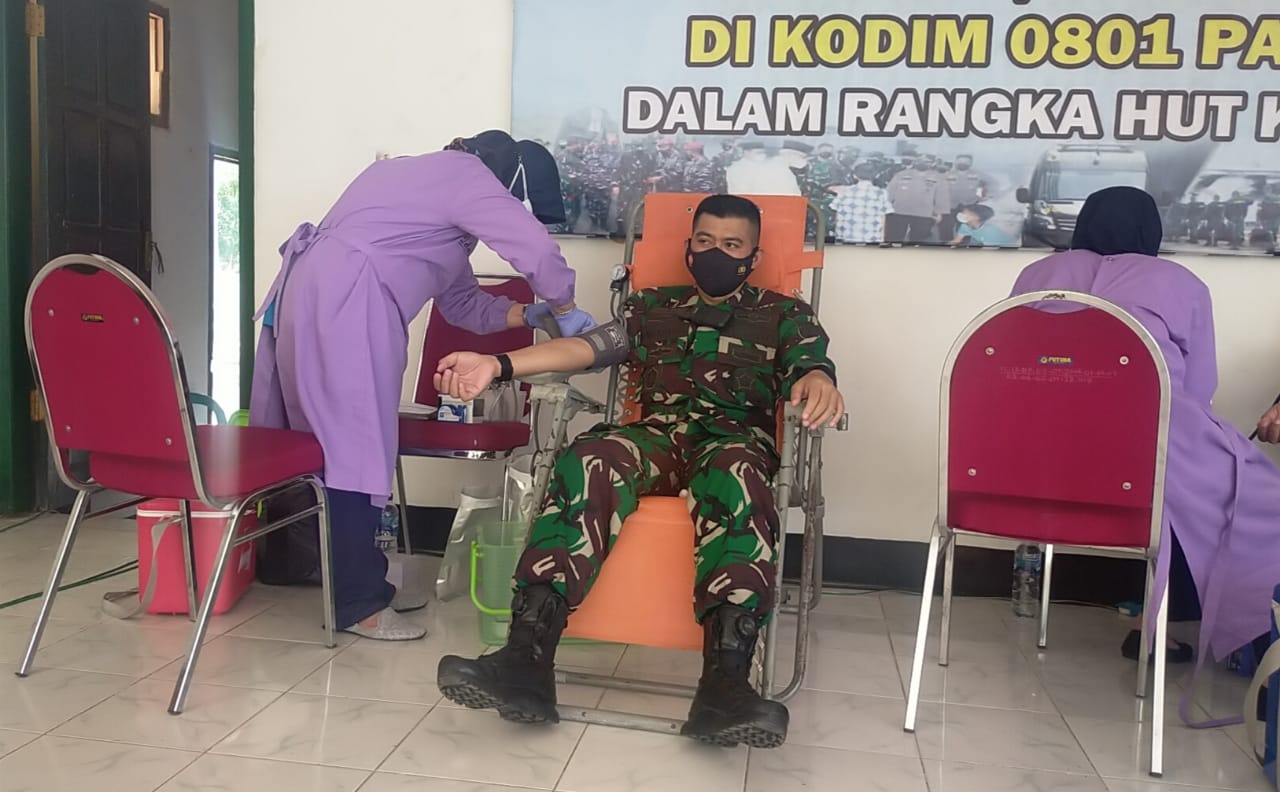 HUT TNI Ke – 76 Kodim 0801 Pacitan Adakan Baksos Donor Darah