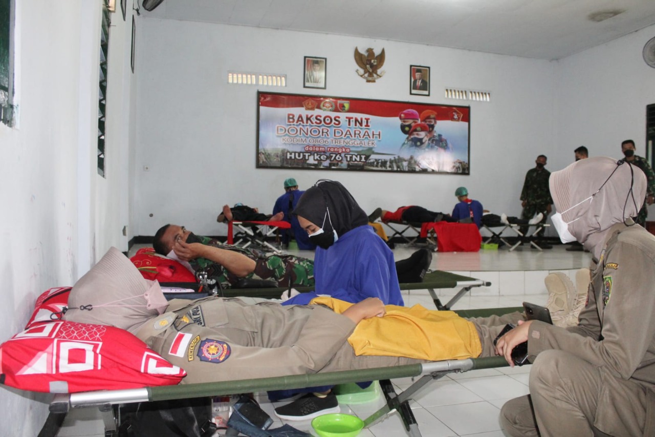 Sambut HUT Ke-76 TNI, Kodim 0806/Trenggalek Gelar Bakti Sosial Donor Darah