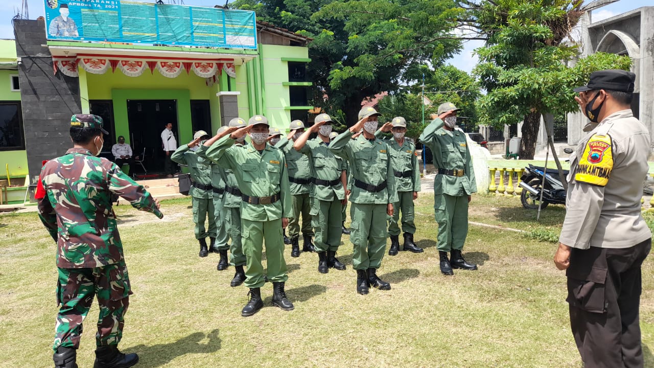 Bersinergi Dengan Bhabinkamtibmas, Babinsa Tedunan Berikan Pelatihan PBB Puluhan Linmas Desa Tedunan