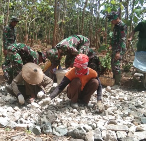 Berpacu dengan Waktu Selesaikan Pembangunan Jalan Desa