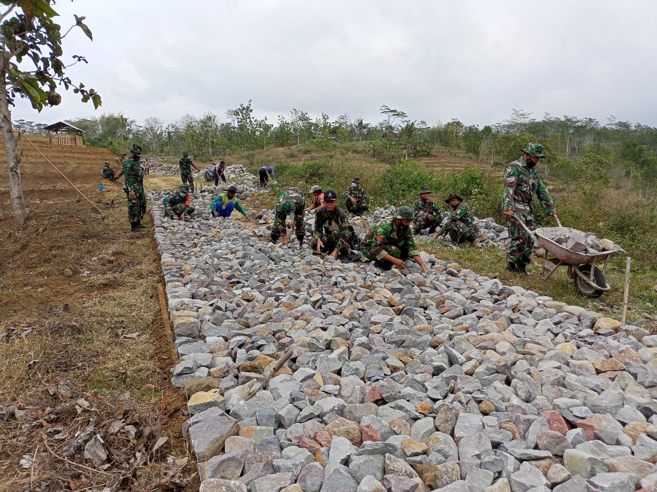 Hari Libur Tak Jadi Penghalang Bagi Satgas TMMD Kodim 0808/Blitar