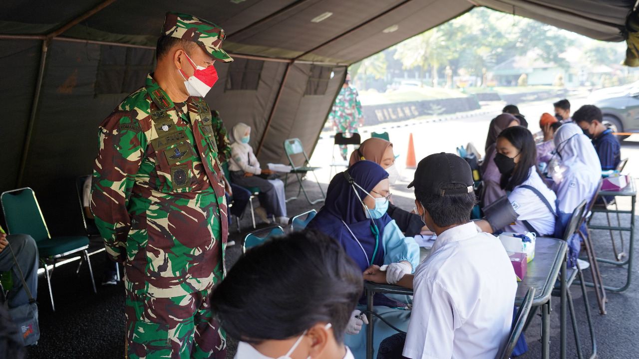 Danrem 061/Sk Tinjau Vaksinasi ke 2 Untuk Pelajar Kerjasama Kadin Kota Bogor Di Yonif 315/Grd