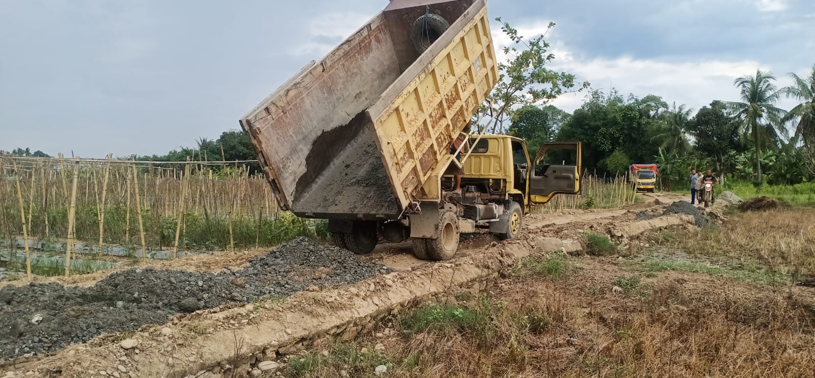 Cuaca Mendukung, Material Perbaikan Mutu Jalan TMMD di HST Terus Didatangkan