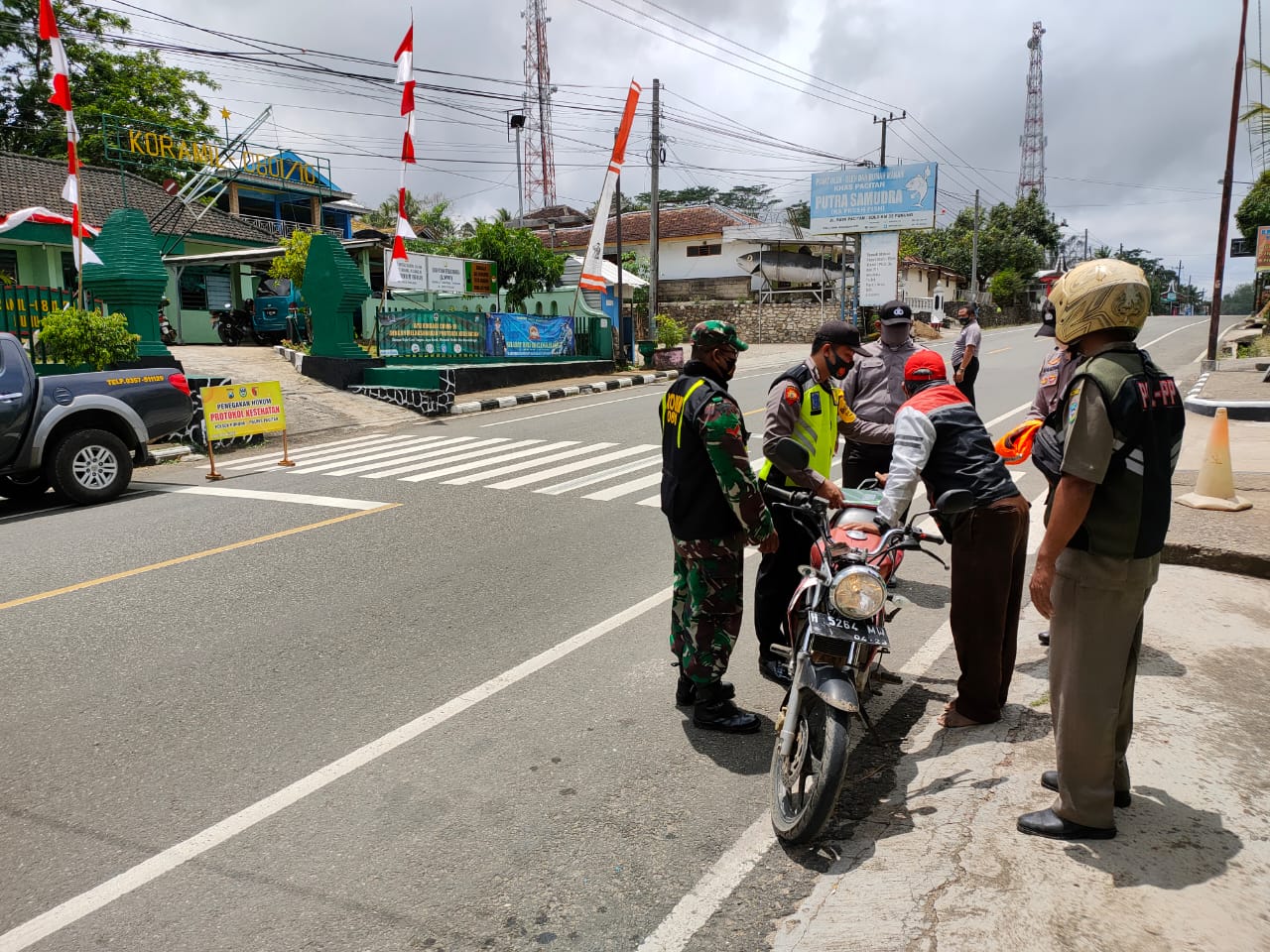 Operasi Yustisi Gabungan Koramil 0801/10 Punung Bersama Polsek Punung Cegah Penyebaran Covid 19