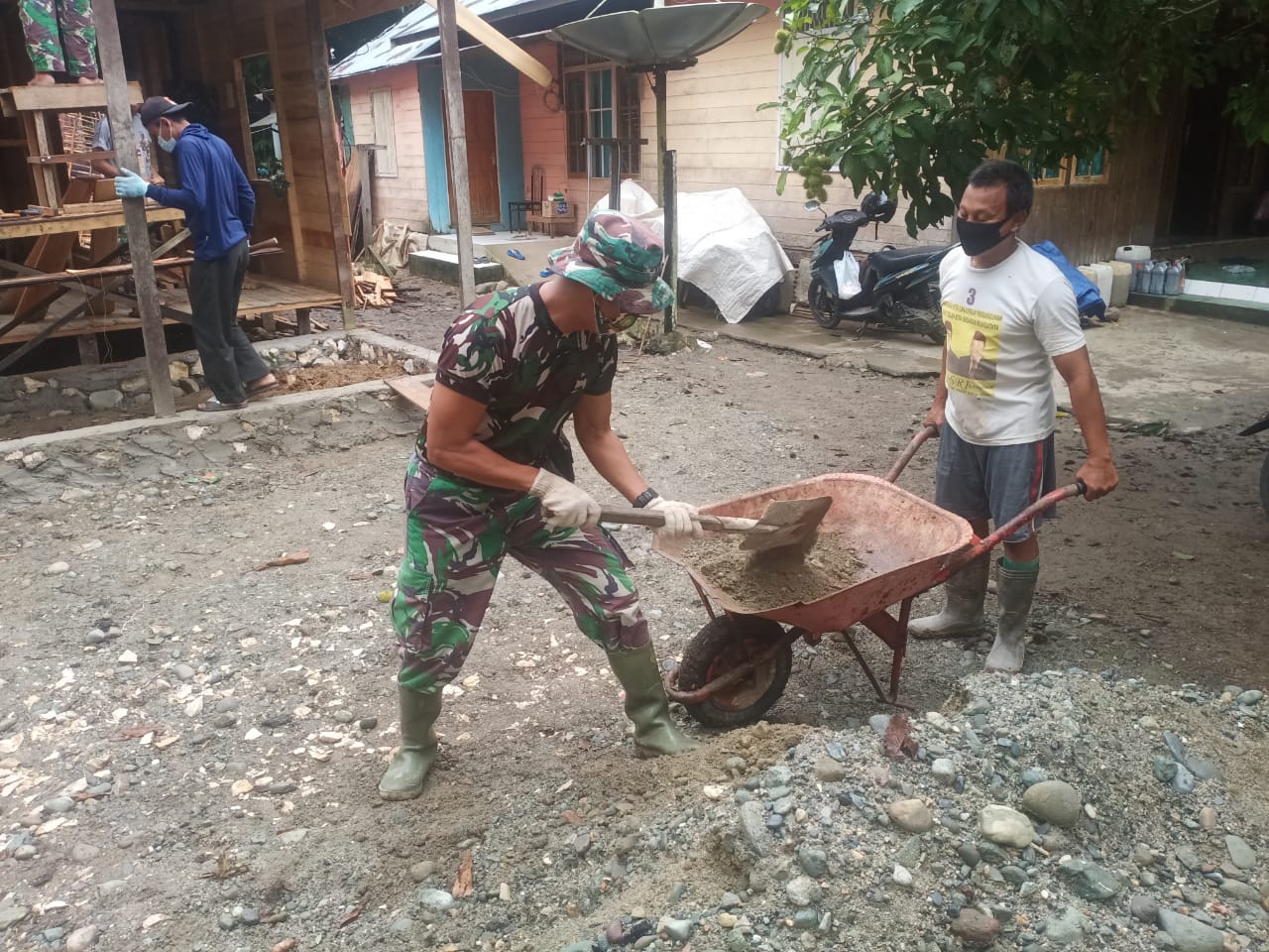 Satgas TMMD Ke-112 Bangun Pondasi Teras Rumah Rusdi