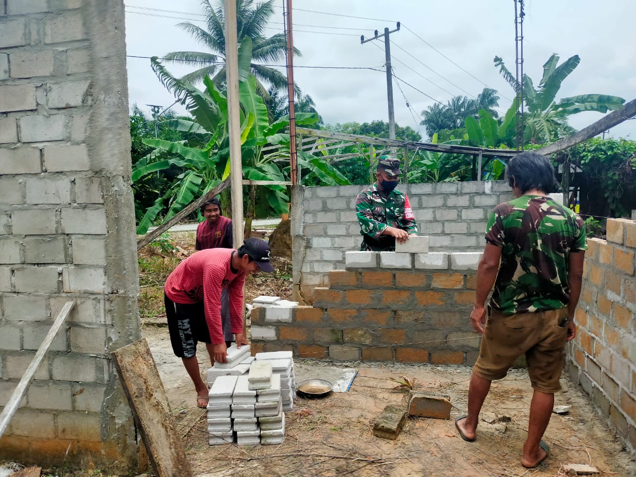 Bina Silahturahmi, Babinsa Koramil Penajam Komsos dan Bantu Bangun Mushola