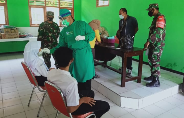 Cegah Cluster Covid 19 Di Lingkungan Sekolah, TNI-POLRI Di Ngawi Dampingi Nakes Swab Antigen Para Pelajar