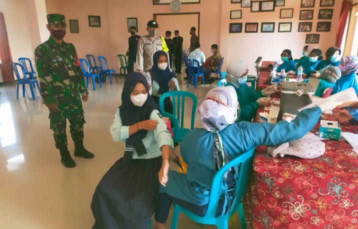 Pastikan Berjalan Aman, Anggota Koramil Geneng Bersama Bhabinkamtibmas Pantau Vaksinasi Bagi Pelajar