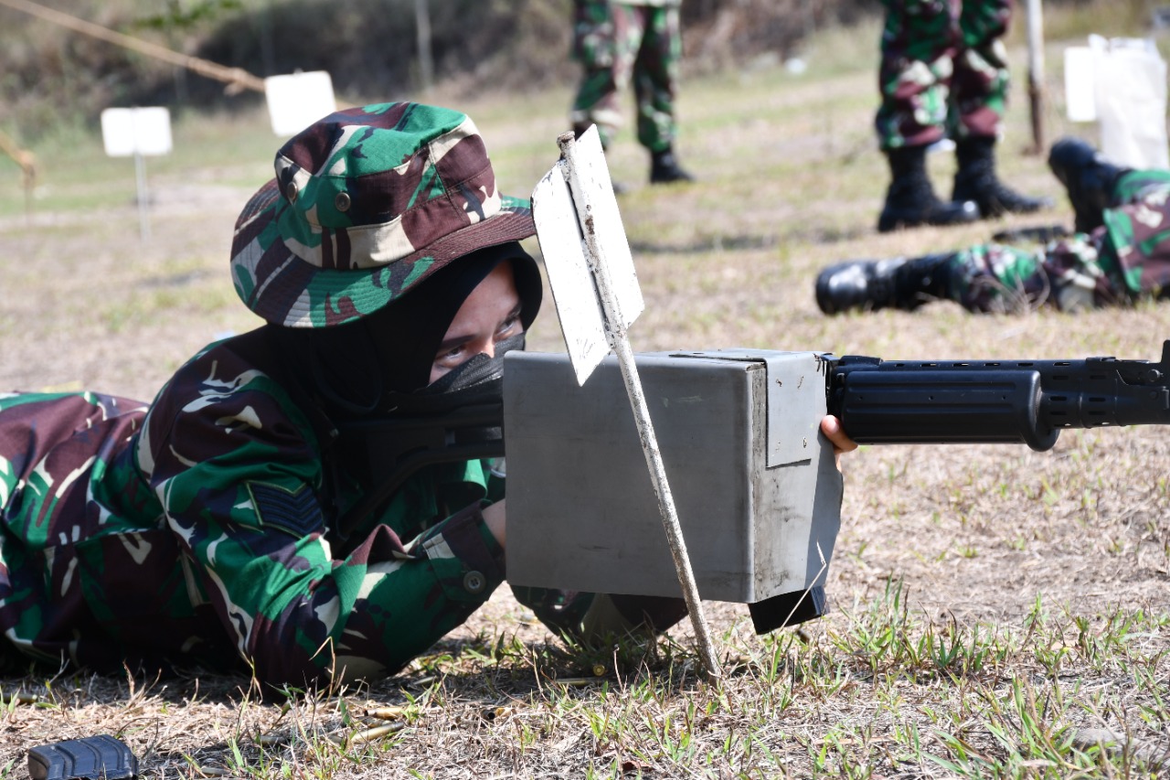 Latihan Menembak, Srikandi Korem 081/DSJ Tak Kalah Hebat