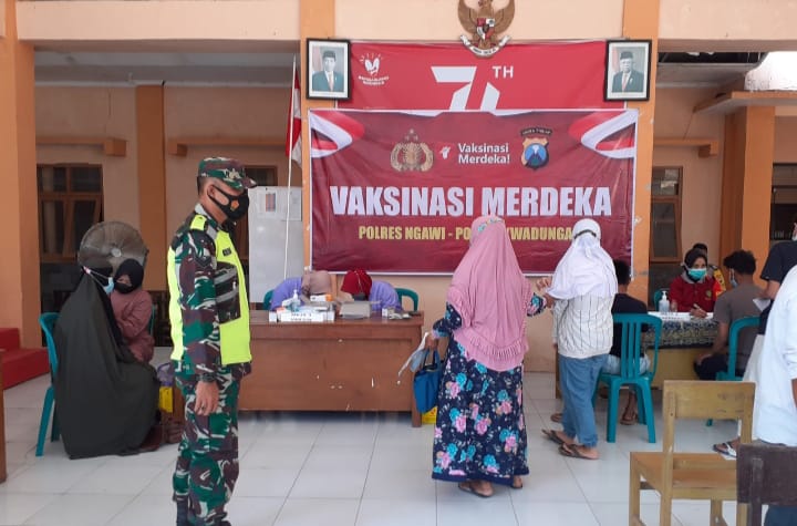 Pantau Pelaksanaan Vaksinasi, Anggota Koramil Kwadungan Himbau Warga Tetap Patuhi Prokes