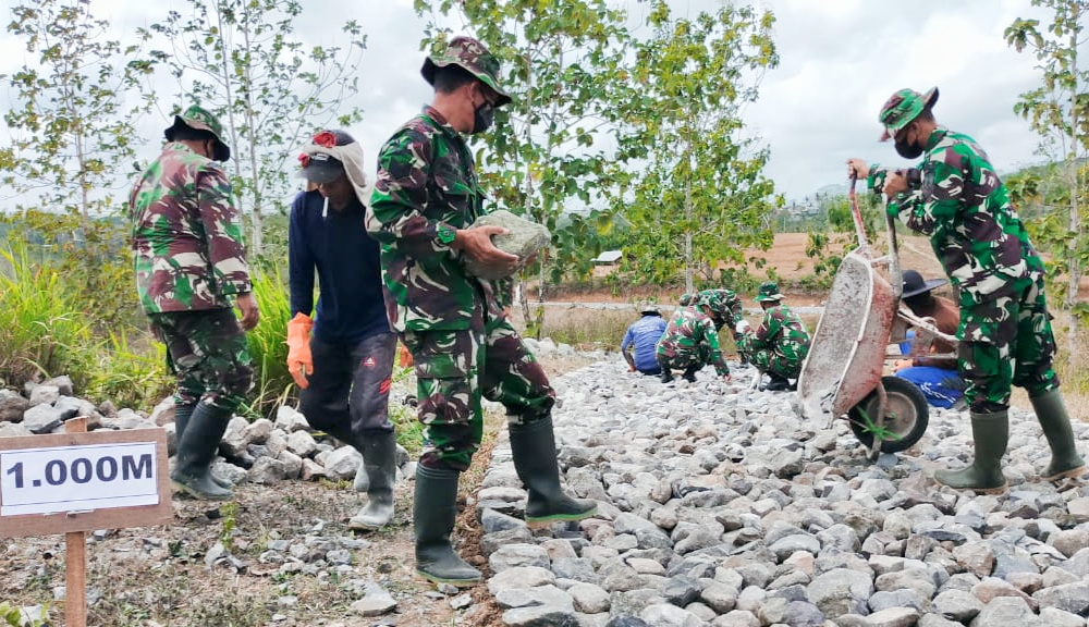 Prajurit TNI Tumbuh Kembangkan Semangat Gotong Royong