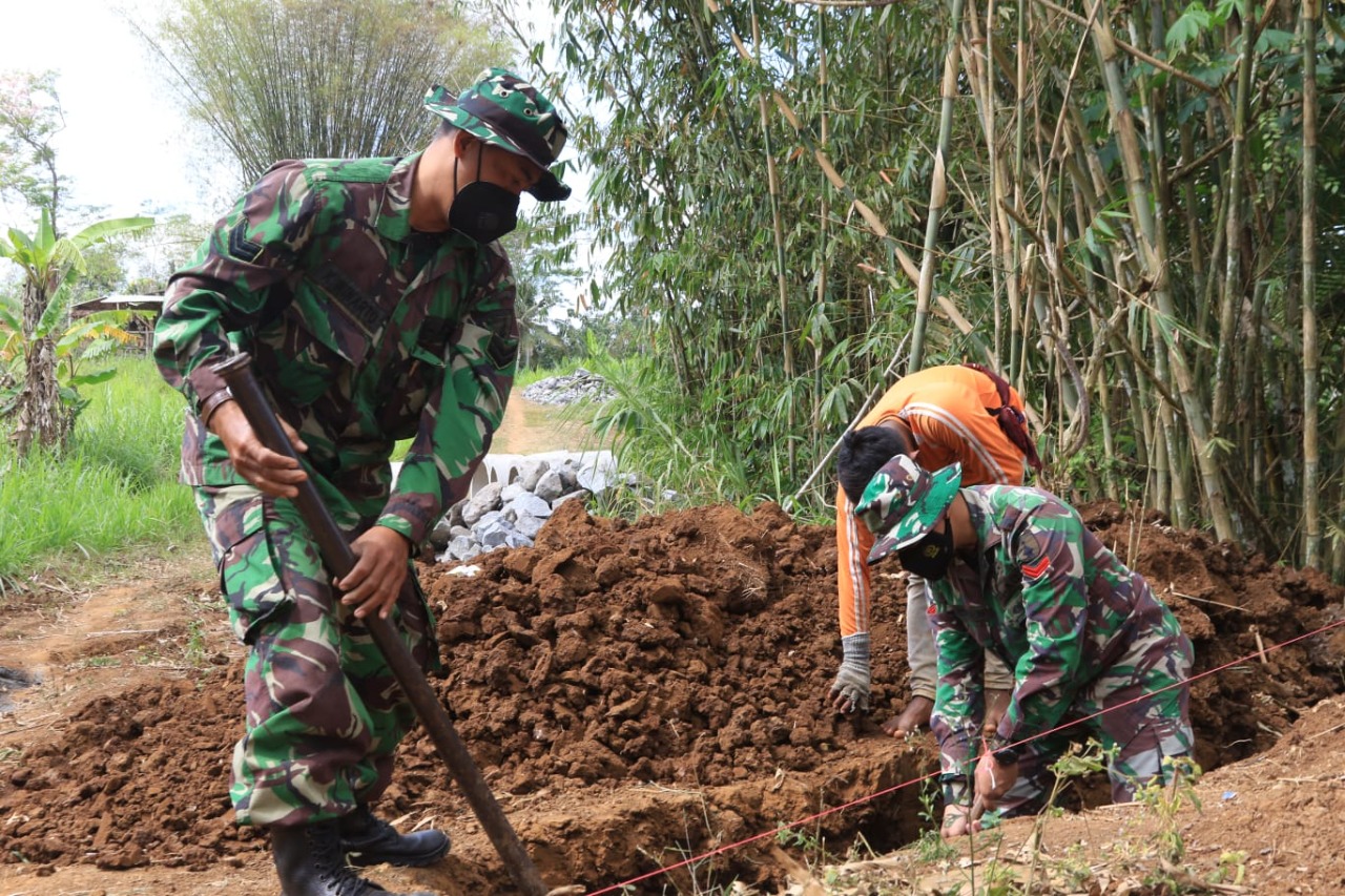 Satgas TMMD Kodim 0808/Blitar Bersama Warga Bangun Gorong-Gorong